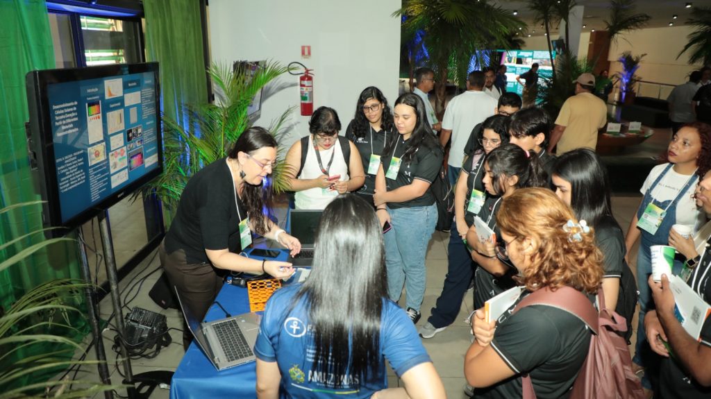 Fapeam expõe projetos na área de energia solar apoiados pelo Governo do Amazonas na conferência de Óleo, Gás e Energia 2 Fapeam Projetos na area de energia solar apoiados pelo Governo do Amazonas sao apresentados em conferencia de Oleo Gas e Energia Ayrton Lopes Fapeam 2 1024x575 1