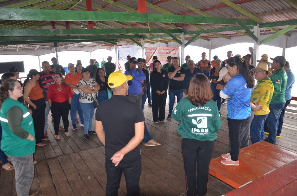 Ipaam fiscaliza e orienta pescadores durante 17ª Pesca do Mapará no Lago Grande do Janauacá 5 Fiscais durante atividades de orientacao em Manaquiri Foto 2 16 03 2025 1024x678 1