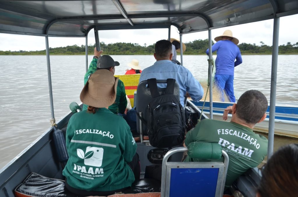 Ipaam fiscaliza e orienta pescadores durante 17ª Pesca do Mapará no Lago Grande do Janauacá 7 Fiscais durante atividades em Manaquiri Foto 1 16 03 2025 1024x678 1