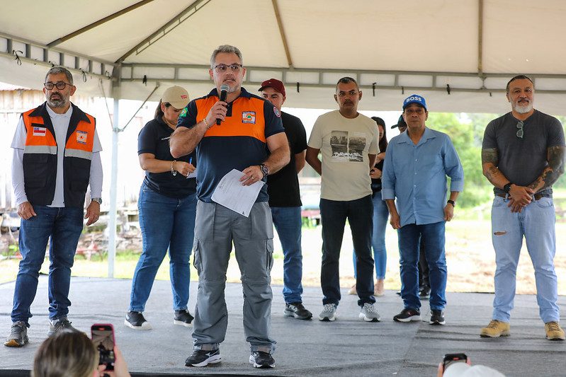Governo do Amazonas instala purificador de água na comunidade São Francisco, em Iranduba 7 Governo do Amazonas instala purificador de agua na comunidade Sao Francisco em Iranduba 6 Secretario Defesa Civil Francisco Maximo FOTO Antonio Lima