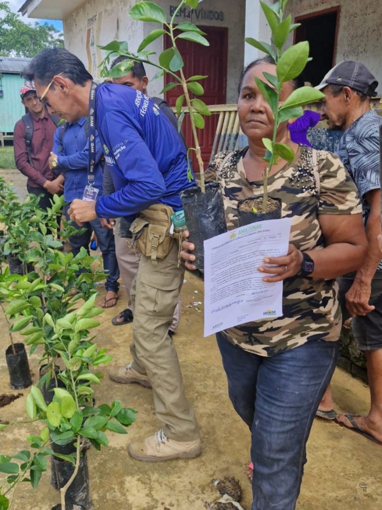 Governo do Estado reforça agricultura familiar de Eirunepé com 160 mudas de café, limão e laranja 3 Idam Visita tecnica a comunidade do Rio Eiru em Eirunepe Fotos divulgacao 2 768x1024 1