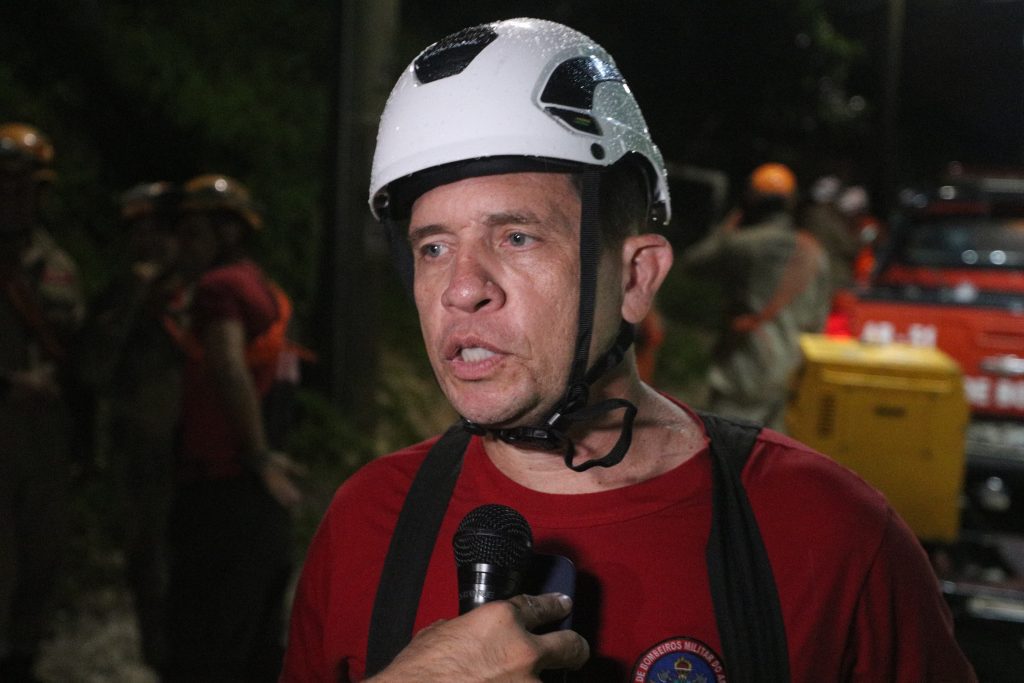 Órgãos do Governo do Amazonas atuam no atendimento às ocorrências da chuva desta quarta-feira 5 Orgaos do Governo do Amazonas atuam no atendimento as ocorrencias da chuva desta quarta feira 11 Comandante do Comando de Bombeiros da Capital Reinaldo Menezes foto Mauro Neto Se 1024x683 1