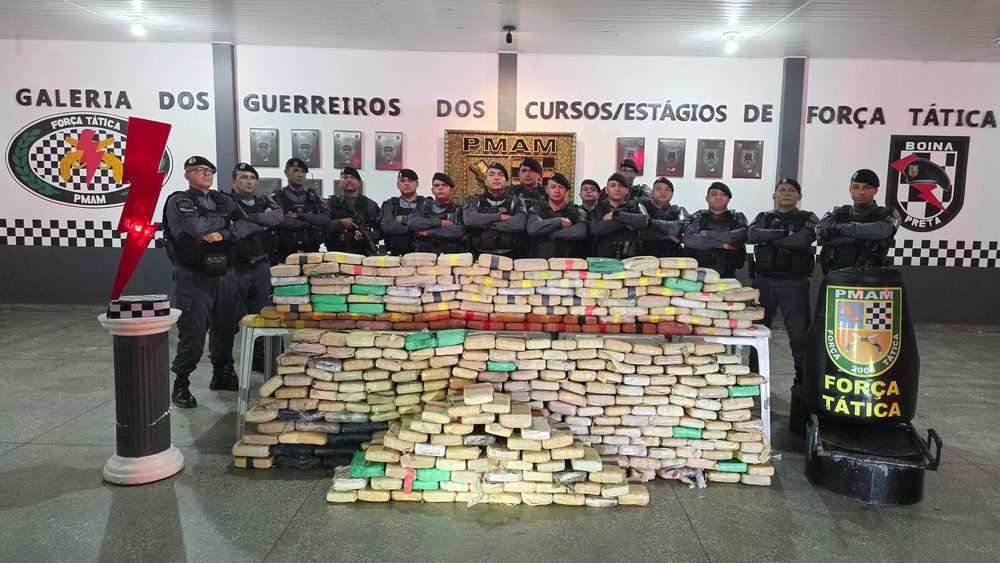 Polícia Militar do Amazonas apreende 400 quilos de maconha skunk em oficina usada como depósito de drogas 3 PMAM APREENS83O DE DROGAS FOR87A T81TICA FOTO FERNANDO GAMA 1