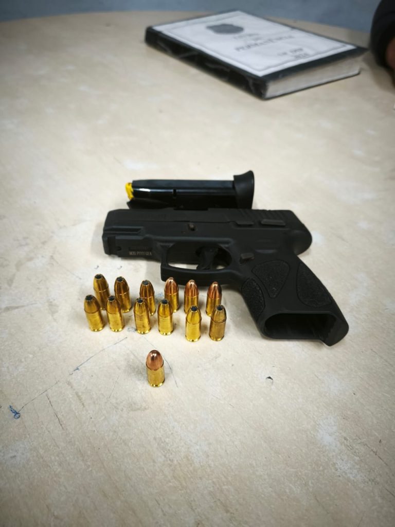 Em ações na capital, Polícia Militar do Amazonas apreende 22 armas de fogo, drogas e munições 2 PMAM CPO LESTE ARMA DE FOGO 768x1024 1