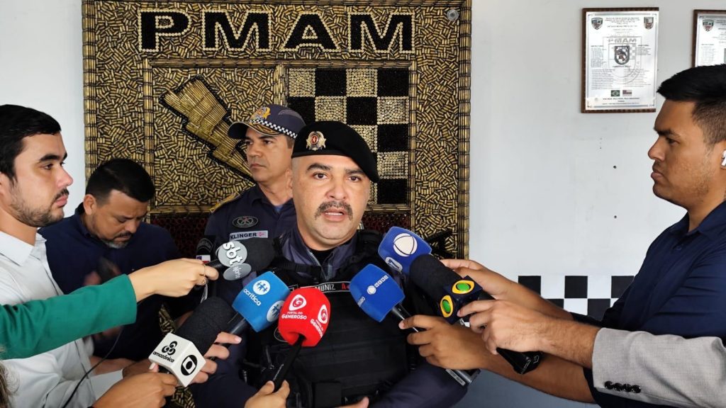 Polícia Militar do Amazonas apreende 400 quilos de maconha skunk em oficina usada como depósito de drogas 5 PMAM TENENTE CORONEL D. MUNIZ COMANDANTE DA FOR87A T81TICA FOTO VICENTE SILVA PMAM 1024x576 1