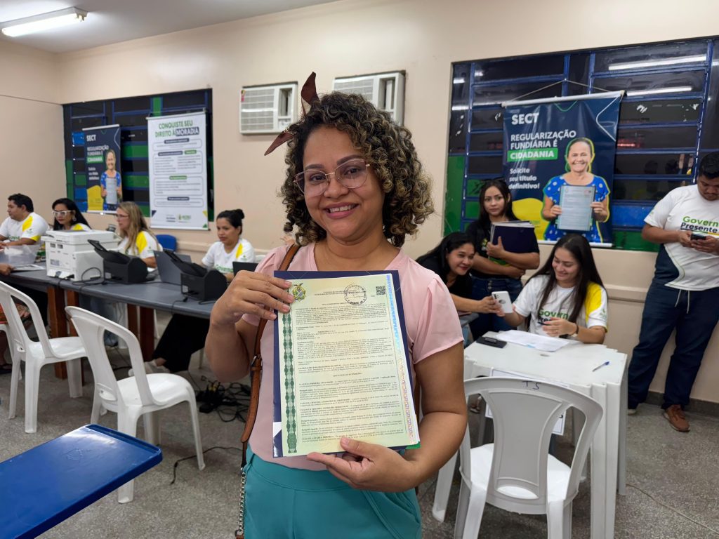 Mulheres em foco: Governo do Amazonas prioriza entrega de títulos definitivos para garantir direitos 3 SECT MULHER COM TITULO DEFINITIVO DIVULGACAO 1024x768 1