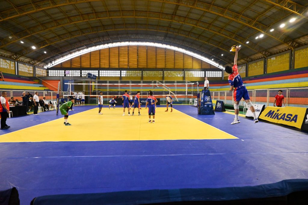 Seleção Amazonense de Vôlei busca classificação para semifinal do Campeonato Brasileiro de Seleções Sub-18 3 SEDEL Jogador da Selecao Amazonense Sacando contra o Rio de Janeiro FOTO Fabio Tavares Sedel 1024x684 1
