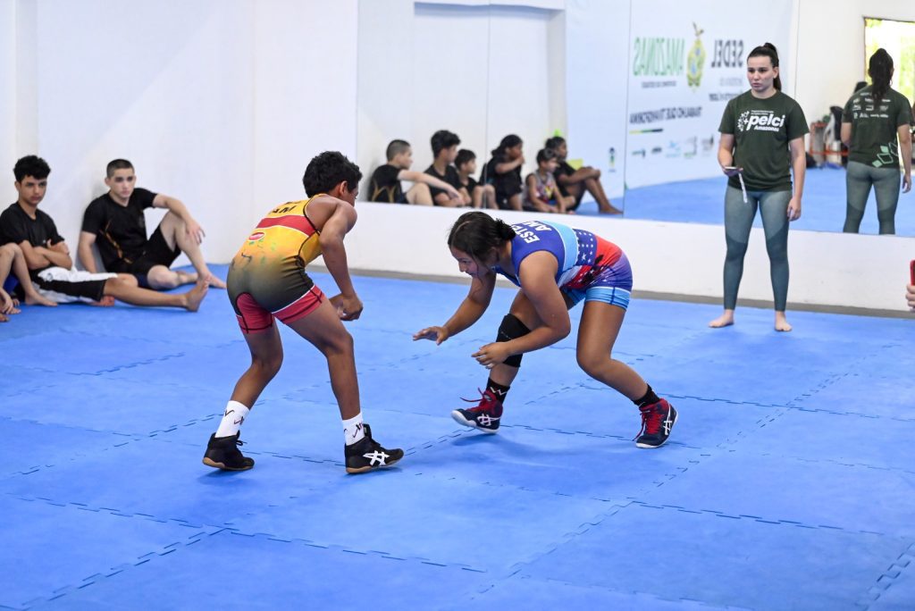 Pela primeira vez amazonense é convocada como técnica da Seleção Brasileira de Wrestling 3 SEDEL Ketellen Fernandes no Projeto Formando Campeoes FOTO Fabio Tavares Sedel 1024x684 1