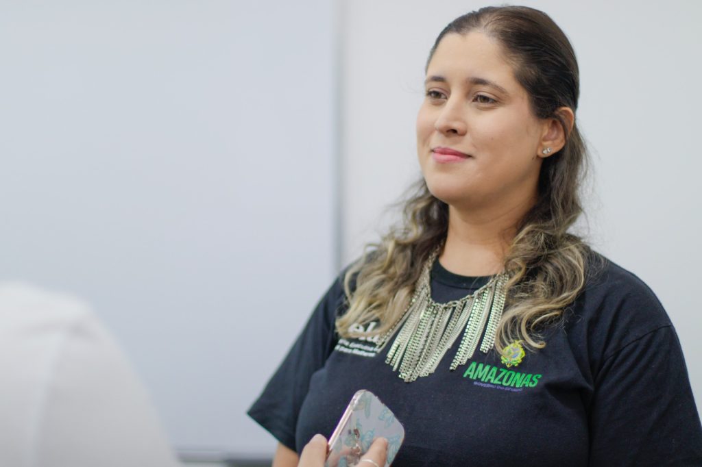 Sejusc e Seas promovem curso de panificação para incentivar empreendedorismo para mulheres em vulnerabilidade social 5 Sejusc Coordenadora Thais Mendes Foto Ygson Franca Sejusc 5 1024x682 1