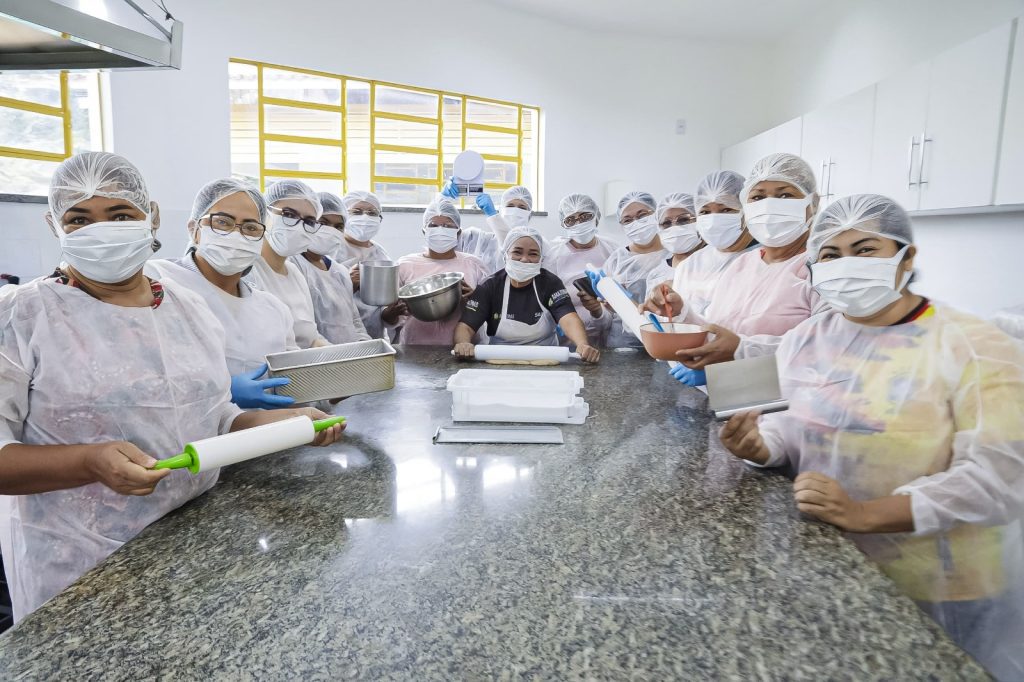 Sejusc e Seas promovem curso de panificação para incentivar empreendedorismo para mulheres em vulnerabilidade social 2 Sejusc Foto Ygson Franca Sejusc 2 1024x682 1