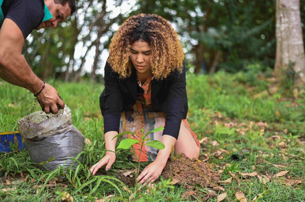 Servidores do Ipaam fazem o plantio de 150 mudas frutíferas e ornamentais em ação de preservação ambiental 7 Servidora do Ipaam durante acao Foto 2 19 03 2025 1024x681 1