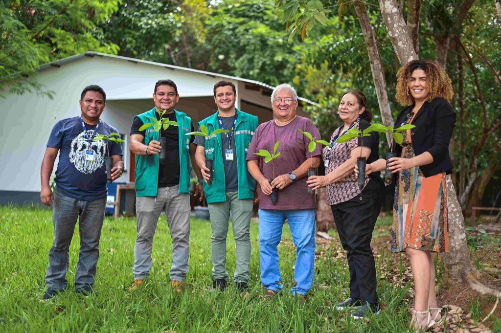 Servidores do Ipaam fazem o plantio de 150 mudas frutíferas e ornamentais em ação de preservação ambiental 3 Servidores do Ipaam durante acao Foto 1 19 03 2025 1024x681 1