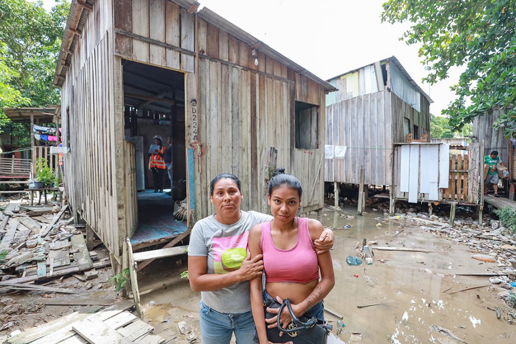 Governo do Estado realiza ações emergenciais na Comunidade da Sharp, para reduzir impactos das chuvas 3 UGPE AC807 O771 ES EMERGENCIAIS PROSAMIN ELIANE DE SOUZA E SUA FILHA LETICIA FOTO TIAGO CORREA 04 1024x683 1