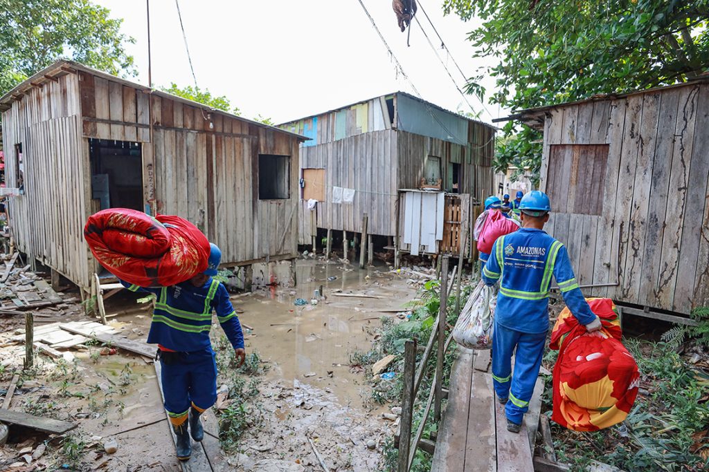 Governo do Estado realiza ações emergenciais na Comunidade da Sharp, para reduzir impactos das chuvas 5 UGPE AC807 O771 ES EMERGENCIAIS PROSAMIN FOTO TIAGO CORREA 08 1024x683 1