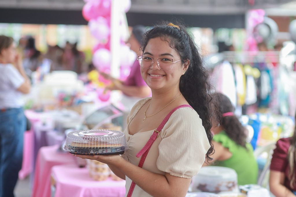 Bazar das Empreendedoras do Prosamin+ impulsiona a geração de renda das mulheres atendidas pelo programa 2 UGPE EMPREENDEDORA MERELY SANTANA PROSAMIN FOTO TIAGO CORREA UGPE 01 1024x683 1