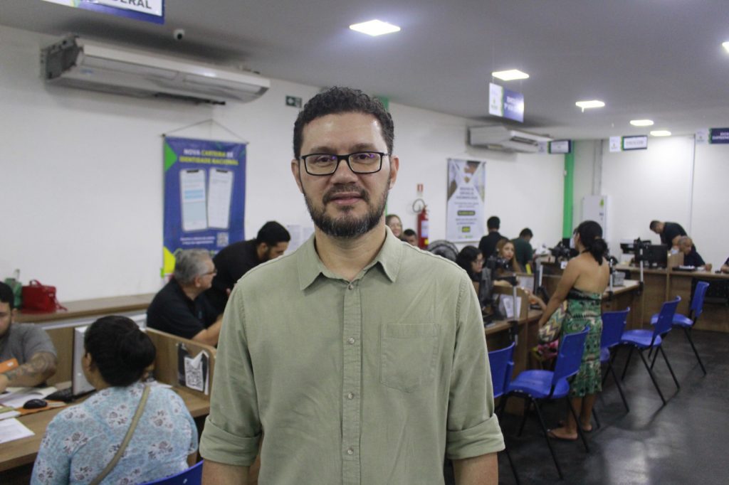 Acessibilidade: Deficientes auditivos contam com atendimento em libras para emissão da nova Carteira de Identidade Nacional 7 aderson 1024x682 1