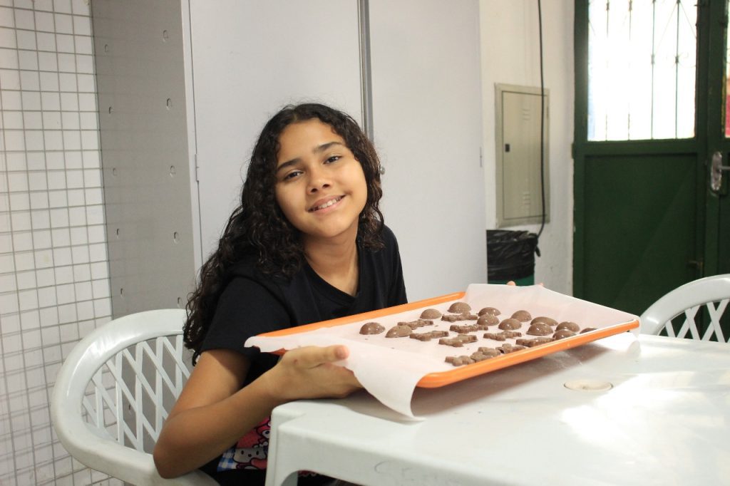 Celebração da Páscoa: Seas promove oficinas para a produção de ovos de chocolate nos Centros de Convivência da Família 5 4e7a3de8 262a 42d3 8c40 51dac17f05da 1024x682 1