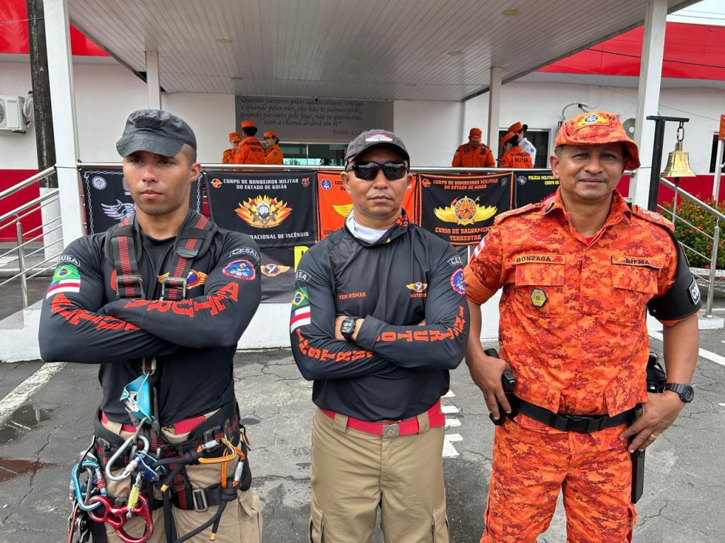 Após 16 anos, Corpo de Bombeiros do Amazonas forma segunda turma de especialistas em salvamento em altura 9 CBMAM 4 Militar Alan Silva a esquerda seguido de seu pai e seu tio Foto Paulo Bahia CBMAM 1024x768 1