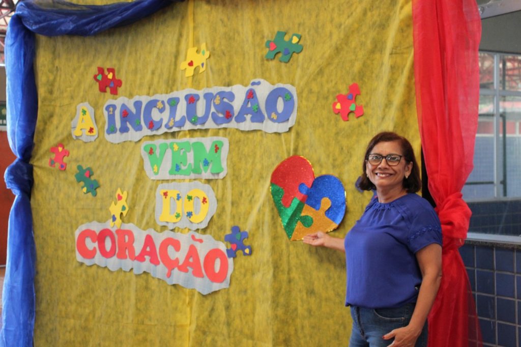 Dia Mundial do Autismo: Mães atípicas participam da campanha ‘Abril Azul’ no CECF Padre Pedro 7 DONA BETH MACIEL DIRETORA CECF P. PEDRO 1024x682 1