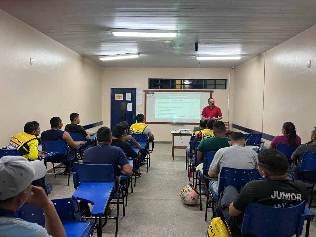 Detran-AM promove a capacitação de quase 90 pessoas em cursos realizados no município de Parintins 3 EPTRAN Curso Parintins 1 1024x768 1