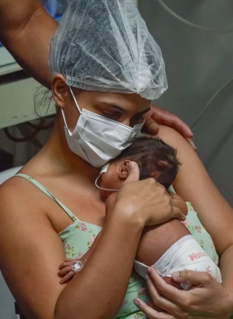 Após dois meses de internação, bebê indígena que fez transfusão intrauterina na maternidade do Estado recebe alta 5 EVANDRO SEIXAS SES 1 748x1024 1