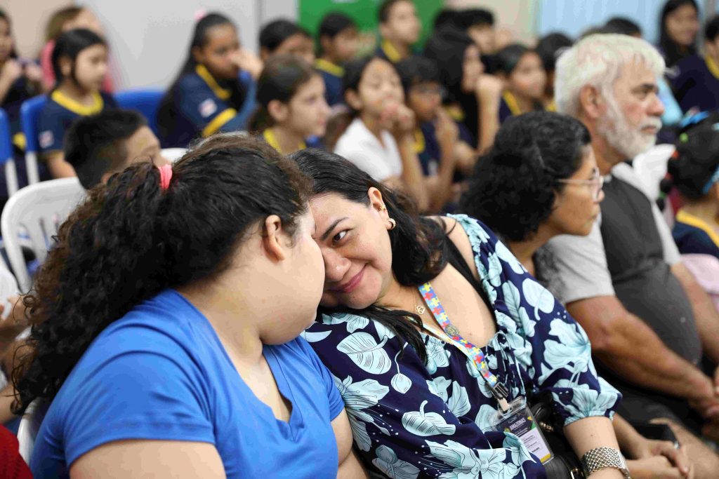 Inclusão e integração: Escola Estadual Bom Pastor realiza palestra no Dia Mundial de Conscientização sobre o Autismo 7 Educacao Conscientizacao Autismo Mae Helen Aluna Livia Foto Euzivaldo Queiroz 1024x683 1