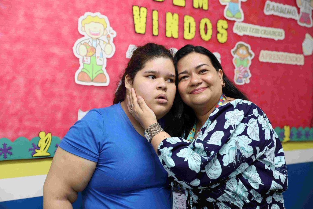 Inclusão e integração: Escola Estadual Bom Pastor realiza palestra no Dia Mundial de Conscientização sobre o Autismo 5 Educacao Conscientizacao Autismo Mae Helen Aluna Livia Foto Euzivaldo Queiroz 1 1024x683 1