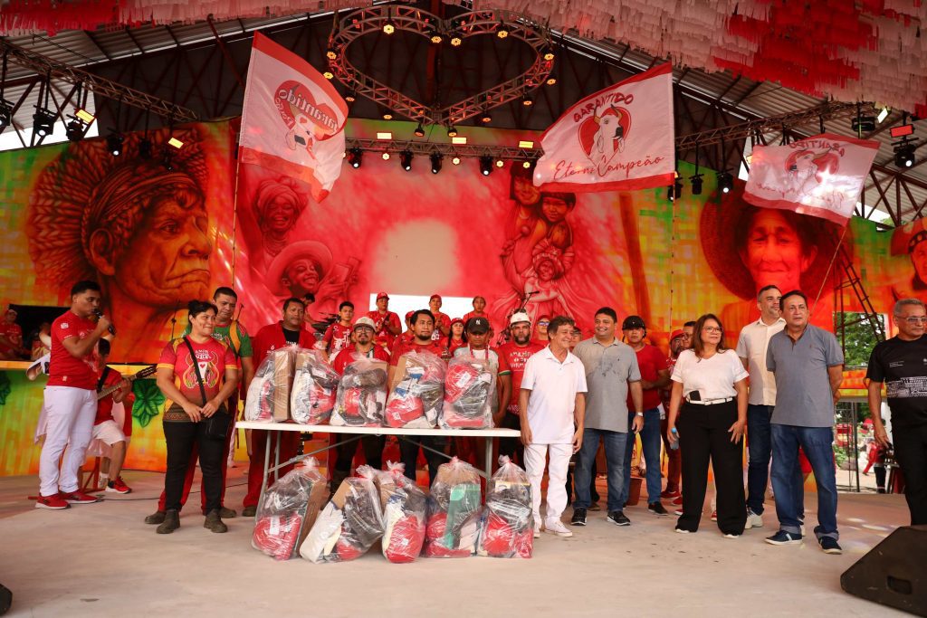 Festival de Parintins 2025: Governo do Amazonas entrega kits de EPIs aos bumbás Caprichoso e Garantido 3 Entrega da EPIs Fotos Dudu Melo 6 1024x683 1