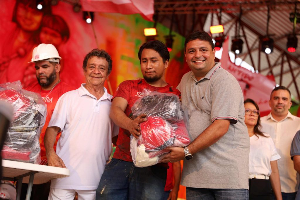 Festival de Parintins 2025: Governo do Amazonas entrega kits de EPIs aos bumbás Caprichoso e Garantido 7 Entrega da EPIs Fotos Dudu Melo 8 1024x683 1