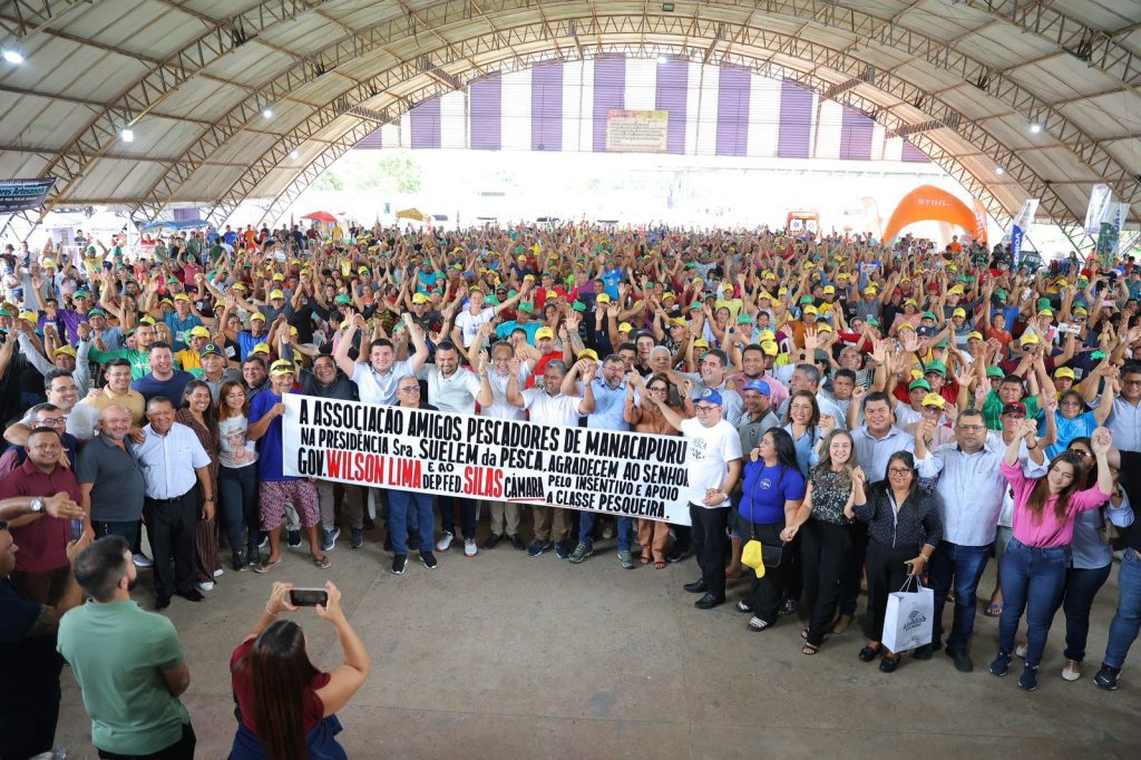 Governador Wilson Lima moderniza setor de pesca com entrega de notebooks para entidades em Manacapuru 3 Entrega de kit Pescadores Secom 2 1024x682 1