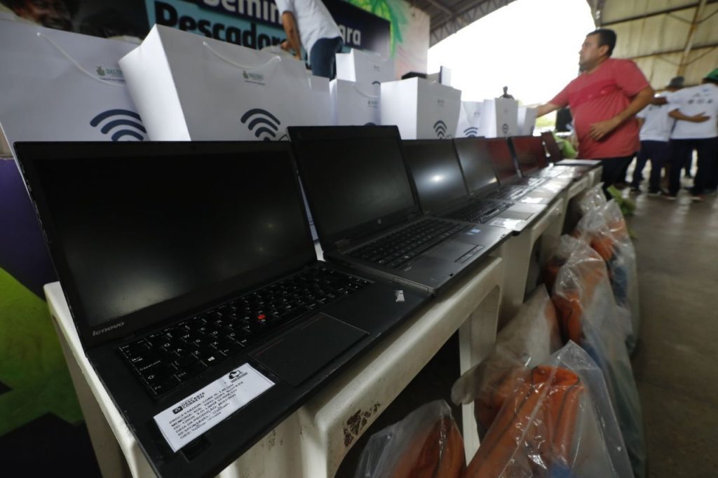 Governador Wilson Lima moderniza setor de pesca com entrega de notebooks para entidades em Manacapuru 2 Enttrega de kits Pescadores Mauro NetoSecom 1 1024x682 1