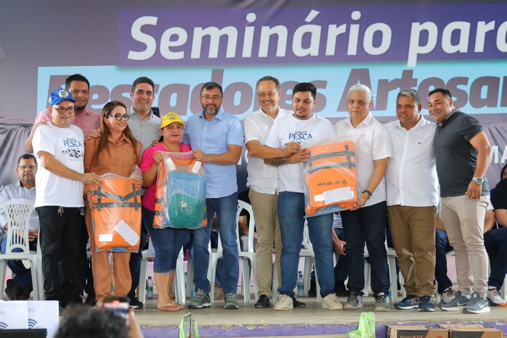 Governador Wilson Lima moderniza setor de pesca com entrega de notebooks para entidades em Manacapuru 7 Enttrega de kits Pescadores Secom 1 1024x682 1