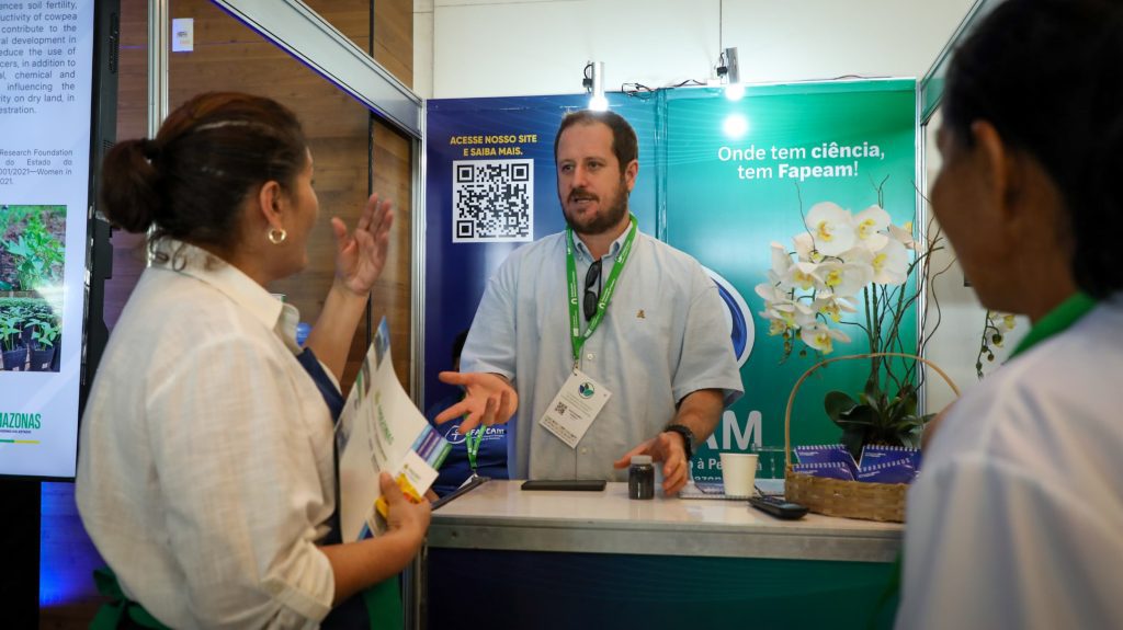 Com apoio do Governo do Amazonas, pesquisas inovadoras na área de sustentabilidade são apresentadas em congresso internacional 2 FAPEAM Pesquisador Filipe Eduardo Danielli pesquisas inovadoras na area de sustentabilidade sao apresentadas em congresso internacional FOTO AYRTON LOPES 5 1024x575 1