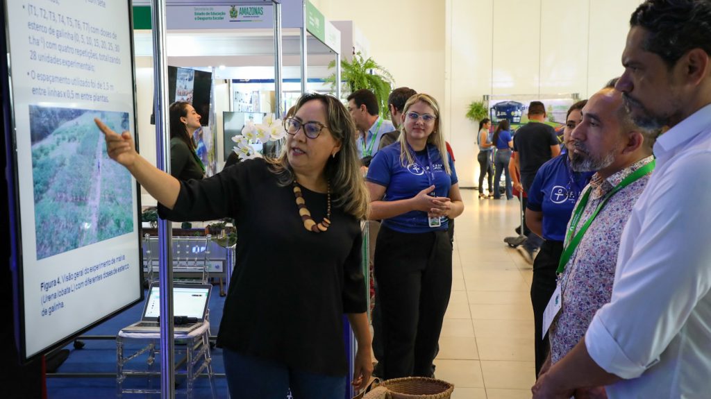 Com apoio do Governo do Amazonas, pesquisas inovadoras na área de sustentabilidade são apresentadas em congresso internacional 3 FAPEAM Pesquisadora Albejamere Pereira de Castro pesquisas inovadoras na area de sustentabilidade sao apresentadas em congresso internacional FOTO AYRTON LOPES 4 1024x575 1