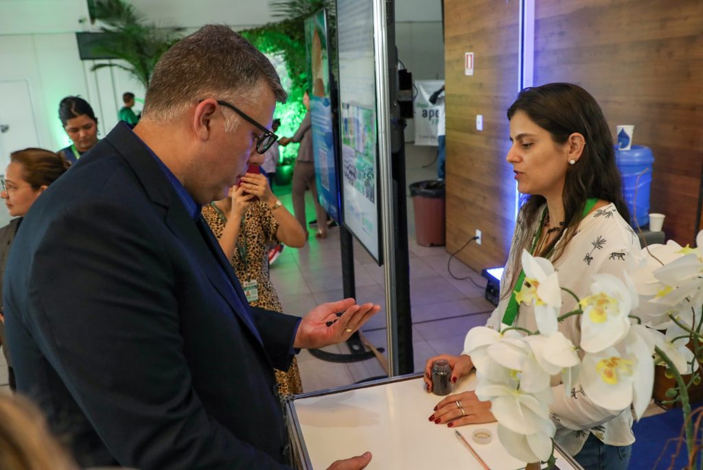 Com apoio do Governo do Amazonas, pesquisas inovadoras na área de sustentabilidade são apresentadas em congresso internacional 7 FAPEAM Pesquisadora Criscian Kellen Amaro de Oliveira pesquisas inovadoras na area de sustentabilidade sao apresentadas em congresso internacional FOTO AYRTON LOPES 3 1024x685 1