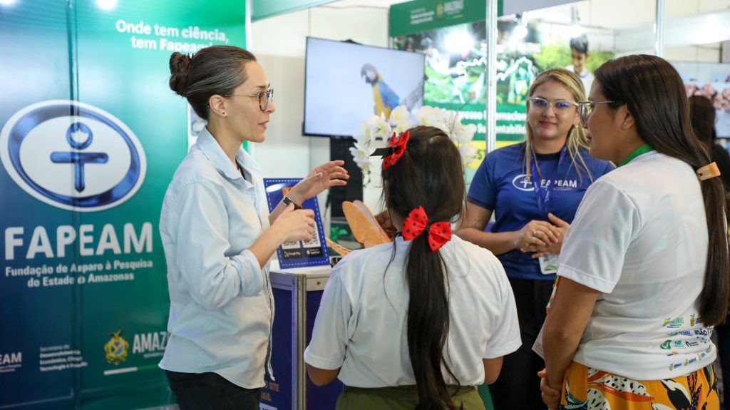 Com apoio do Governo do Amazonas, pesquisas inovadoras na área de sustentabilidade são apresentadas em congresso internacional 9 FAPEAM Pesquisadora Itanna Oliveira Fernandes Pesquisas inovadoras na area de sustentabilidade sao apresentadas em congresso internacional FOTO AYRTON LOPES 2 1024x575 1