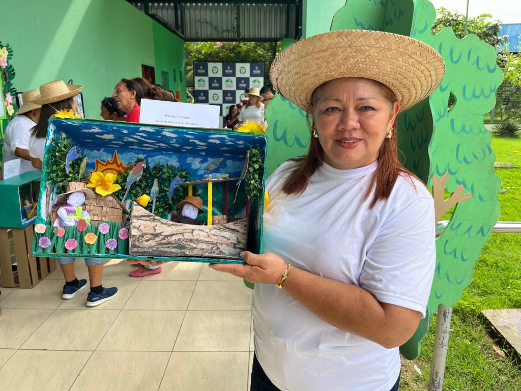 Alunos do Cemeapi da FUnATI exaltam a literatura amazonense por meio de exposições e apresentações musicais 5 FUnATI Literatura 1 aluna Doradelia Hitotuzi Pastor 1024x768 1
