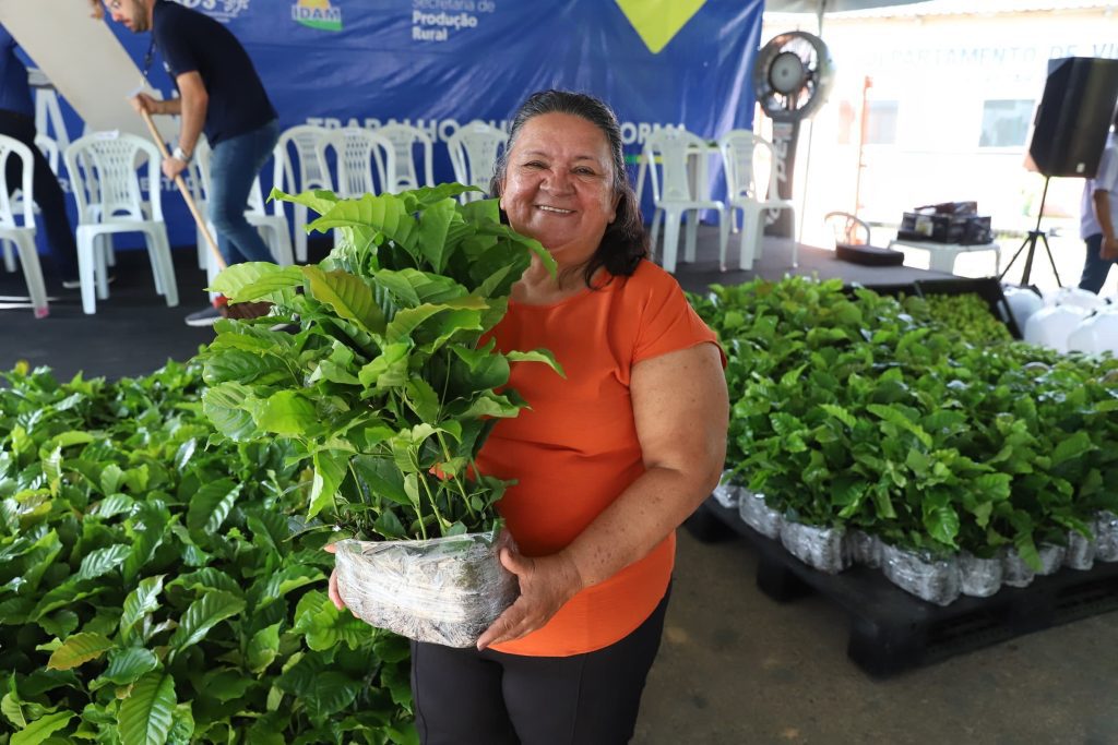 Sepror potencializa a cultura do café com mais de 18 mil mudas entregues em Rio Preto da Eva 3 Foto Isaac Maia Sepror Agricultora Francinete Souza recebimento de mudas de cafe em Rio Preto da Eva 1024x683 1