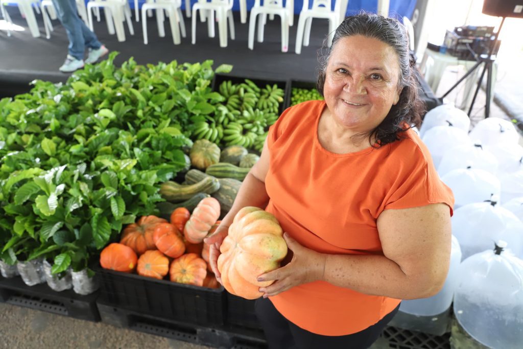 Sepror potencializa a cultura do café com mais de 18 mil mudas entregues em Rio Preto da Eva 2 Foto Isaac Maia Sepror Agricultora Francinete Souza Compra do PAA em Rio Preto da Eva 1024x683 1