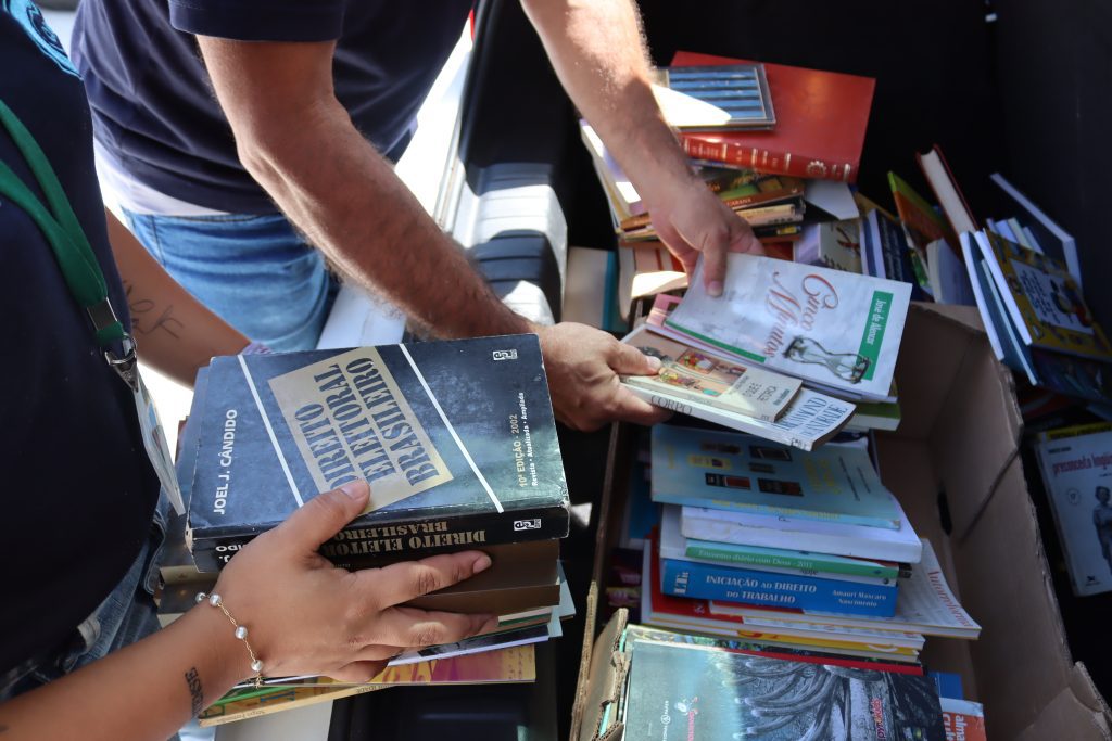 Imprensa Oficial encerra 3ª edição do projeto “Acolhendo Histórias” com mais de 1.500 livros arrecadados 2 IOA CDM LIVROS BIBLIOTECA PUBLICA FOTOS LUIZA REBELO 20 1024x683 1