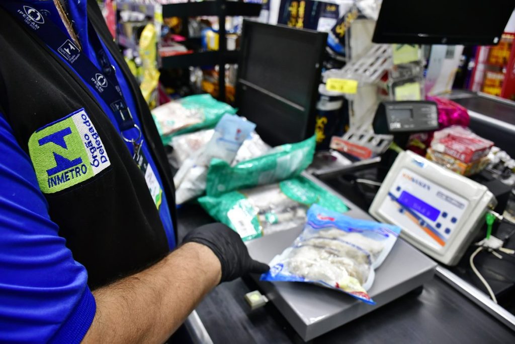 Operação Páscoa: Ipem-AM fiscaliza produtos tradicionais da Semana Santa e orienta consumidores 9 IPEM 6 1024x683 1