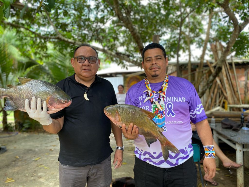 Governo do Amazonas entrega 2 toneladas de pescado para comunidades indígenas de Manaus 5 ISMAEL MUNDURUKU E PRESIDENTE FEPIAM 1024x768 1
