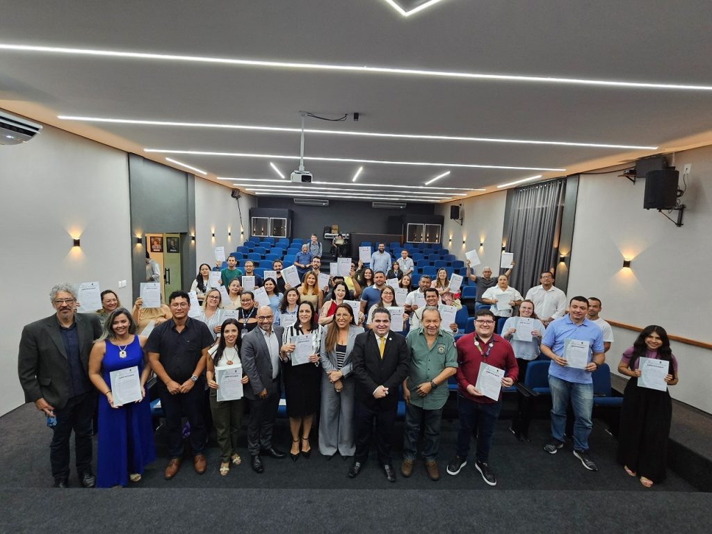 Idam e Ufam certificam servidores do instituto em Agentes de Assistência Técnica e Extensão Rural 2 Idam Entrega de certificados de capacitacao em Ater Fotos Renan Pinheiro 1024x768 1