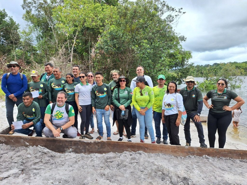 Ipaam, órgãos parceiros e comunitários se unem para soltura de mais de 300 quelônios no rio Mamuru, em Parintins 3 Ipaam Soltura de quelonios Foto 5 Equipe Pe de Pincha e representantes de orgaos parceiros 12 04 2025 1024x768 1