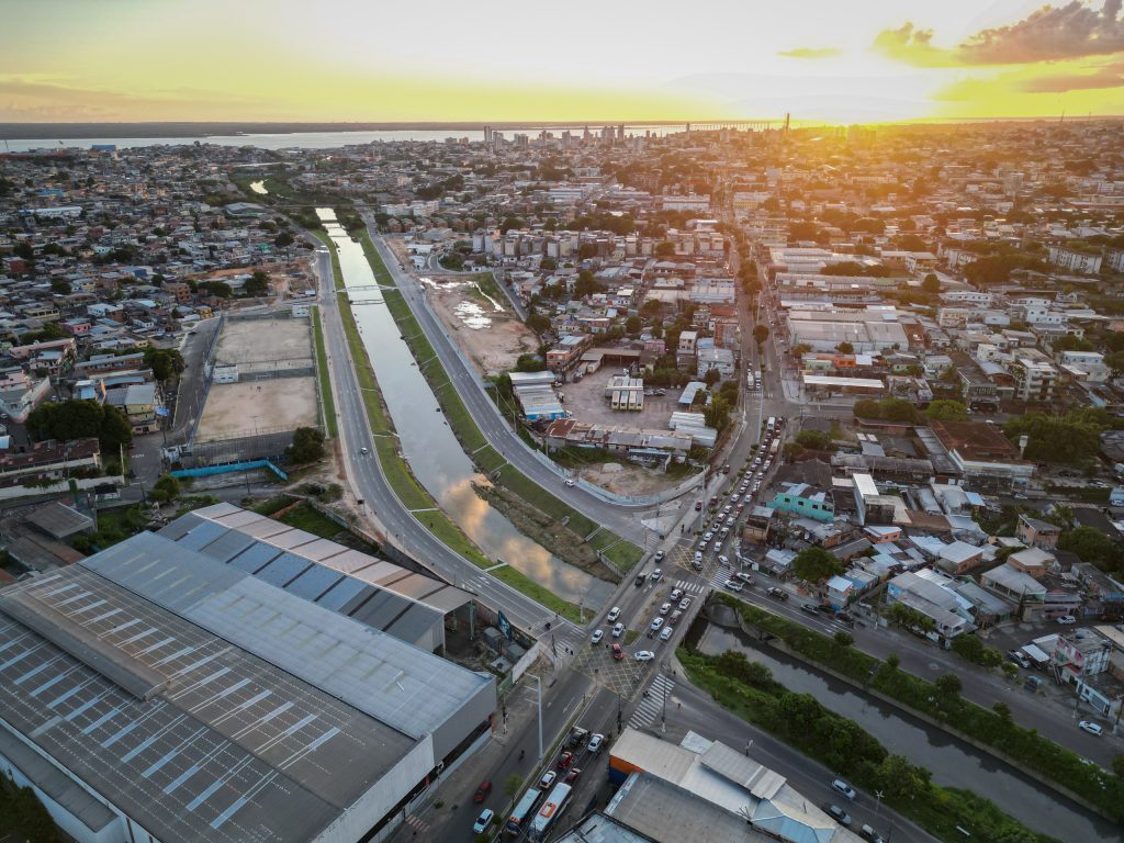 Obra do Prosamin+ garante melhorias na mobilidade urbana e moradia digna para 1,3 mil famílias do Igarapé do Quarenta 7 OBRA LIGACAO VIARIA SILVES A MAUES FOTO TIAGO CORREA UGPE 4 1024x768 1