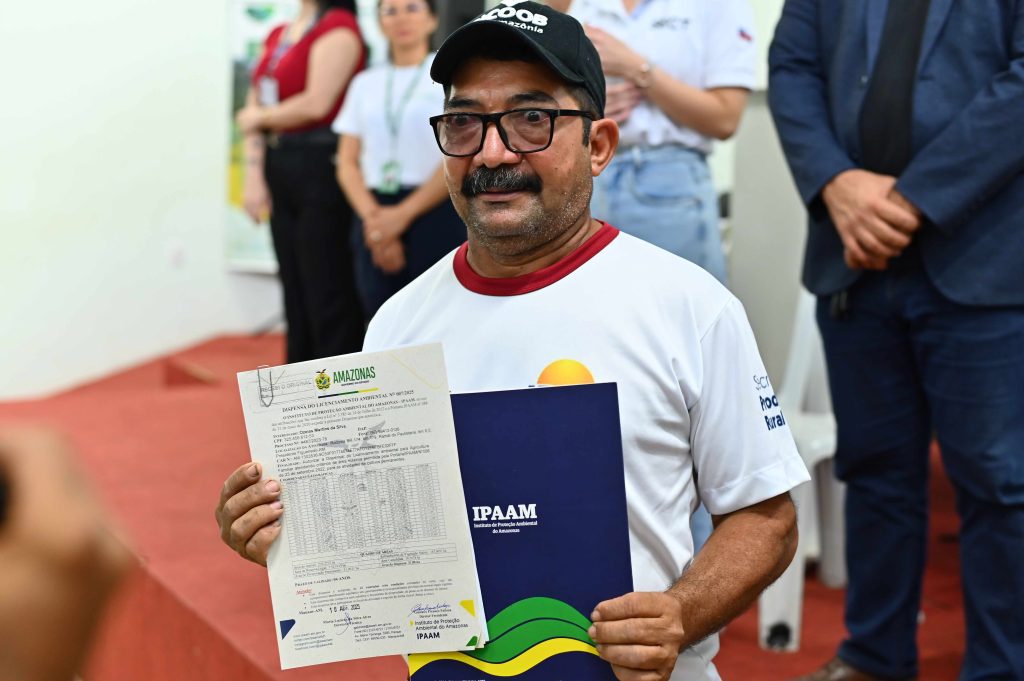 Ipaam inicia mutirão do Cadastro Ambiental Rural em Presidente Figueiredo 9 Ozeias Martins da Silva recebendo a dispensa de licenciamento ambiental Foto 5 22 04 2025 1024x681 1