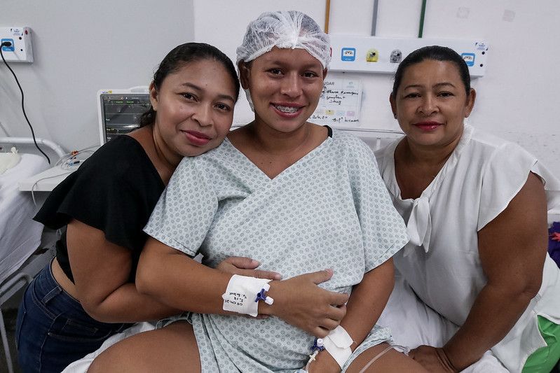 Parto raro de gêmeas siamesas é realizado com sucesso na rede pública de saúde do Amazonas 5 Parto raro de gemeas siamesas e realizado com sucesso na rede publica de saude do Amazonas 3 Elizanda da Costa e familia Foto Arthur Castro Secom