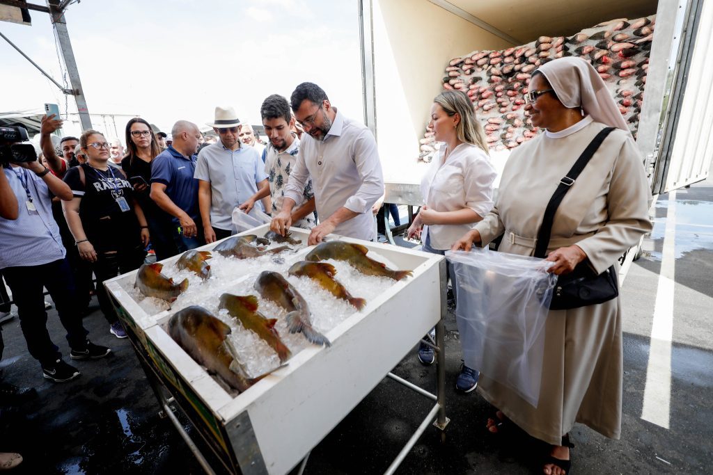 Peixe no Prato Solidário: Governador Wilson Lima entrega mais de 300 toneladas de pescado para instituições 7 Peixe no Prato Solidario Governador Wilson Lima entrega mais de 300 toneladas de pescado para instituicoes 5 Foto Alex Pazuello Secom 1024x683 1