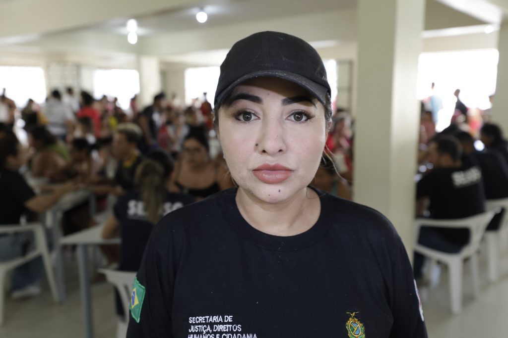 Governo do Amazonas mobiliza secretarias para apoiar famílias atingidas pelas fortes chuvas 13 SECOM ACAO LUCIANE LIMA GERENTE MIGRACAO SEJUSC FOTOS ALEX PAZUELLO 21 1024x683 1