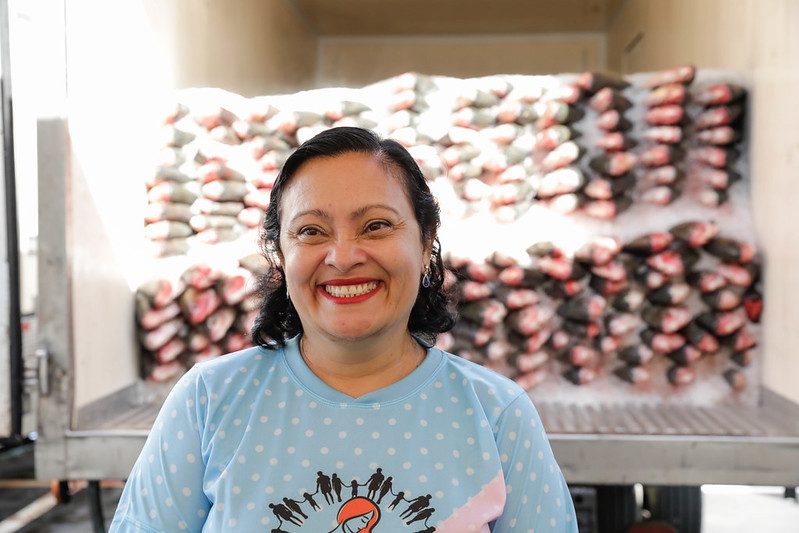Instituições sociais destacam apoio do Governo do Amazonas com as doações de pescado na Semana Santa 7 SECOM Doacao de Pescado Semana Santa Presidente do Projeto Aconchego Corrente de Solidariedade Elke Santama FOTOS Alex Pazuello